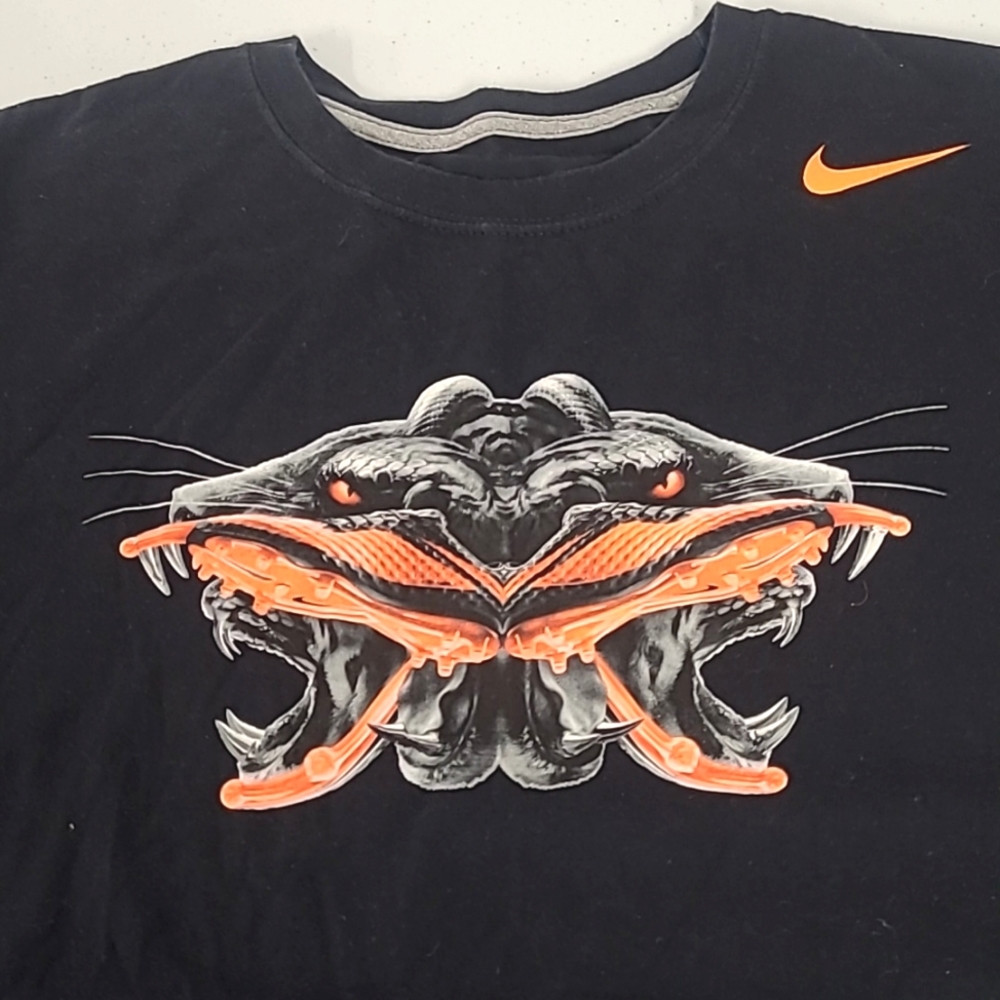 Gently worn Nike Tee size XXL in excellent condition.